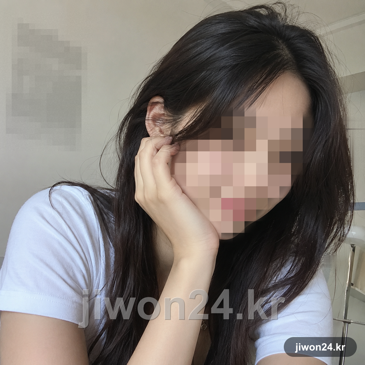 실제로 신고 대상이 된 ChatGPT 생성 이미지(2번). 한 여성이 손으로 뺨을 괴고 흰 반팔 차림으로 앉아 있고 긴 검은 머리가 흘러내립니다. 얼굴과 왼쪽 배경 벽의 인쇄물은 모자이크로 가렸고 아래쪽에 ‘jiwon24.kr’ 워터마크가 겹쳐 있습니다.